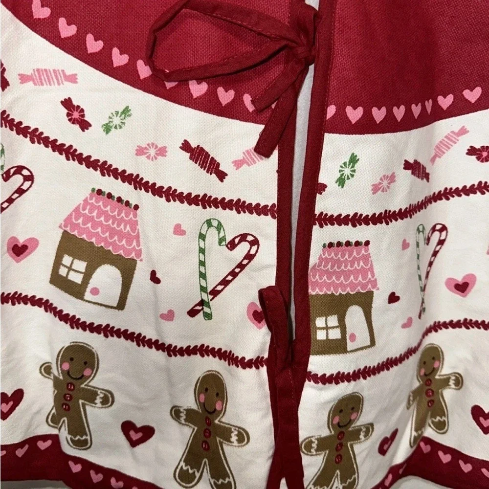 Cupcakes and Cashmere Gingerbread Man Christmas Tree Skirt 52 Inch‎ Red White